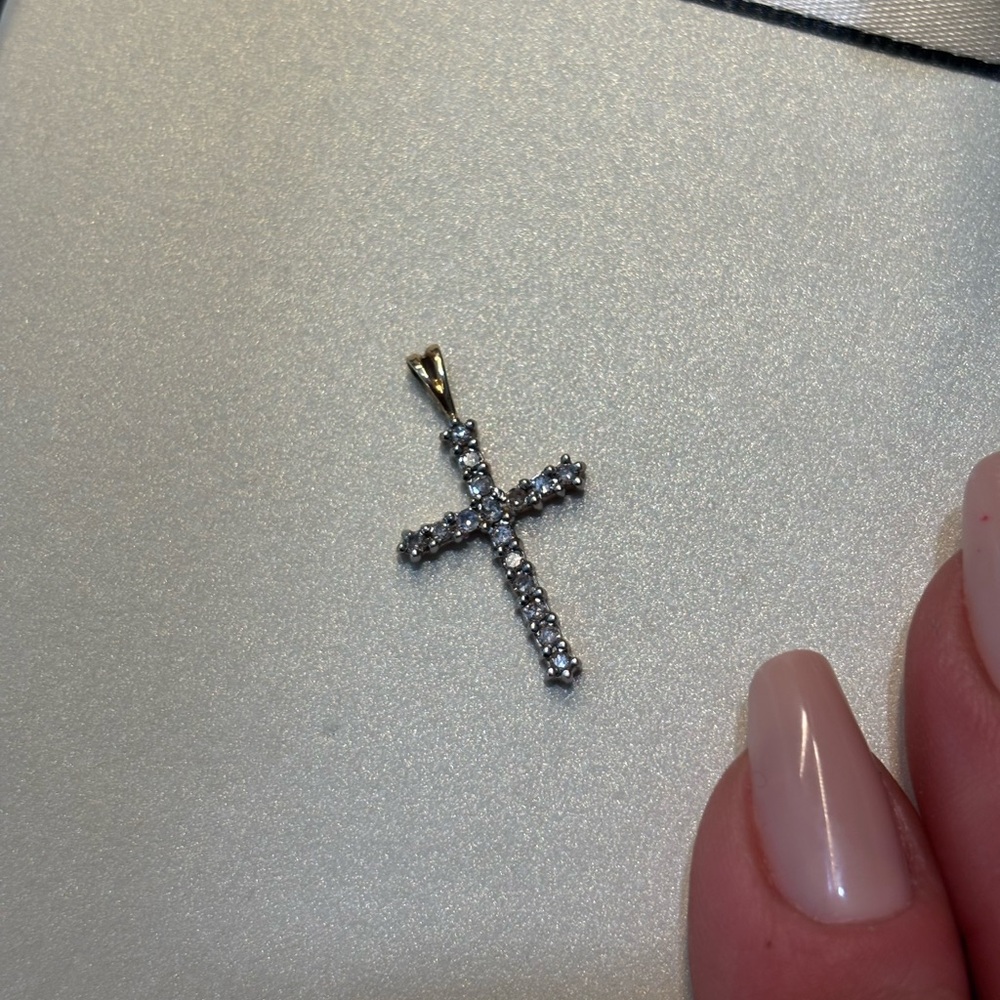 Elegant Silver Cross Pendant